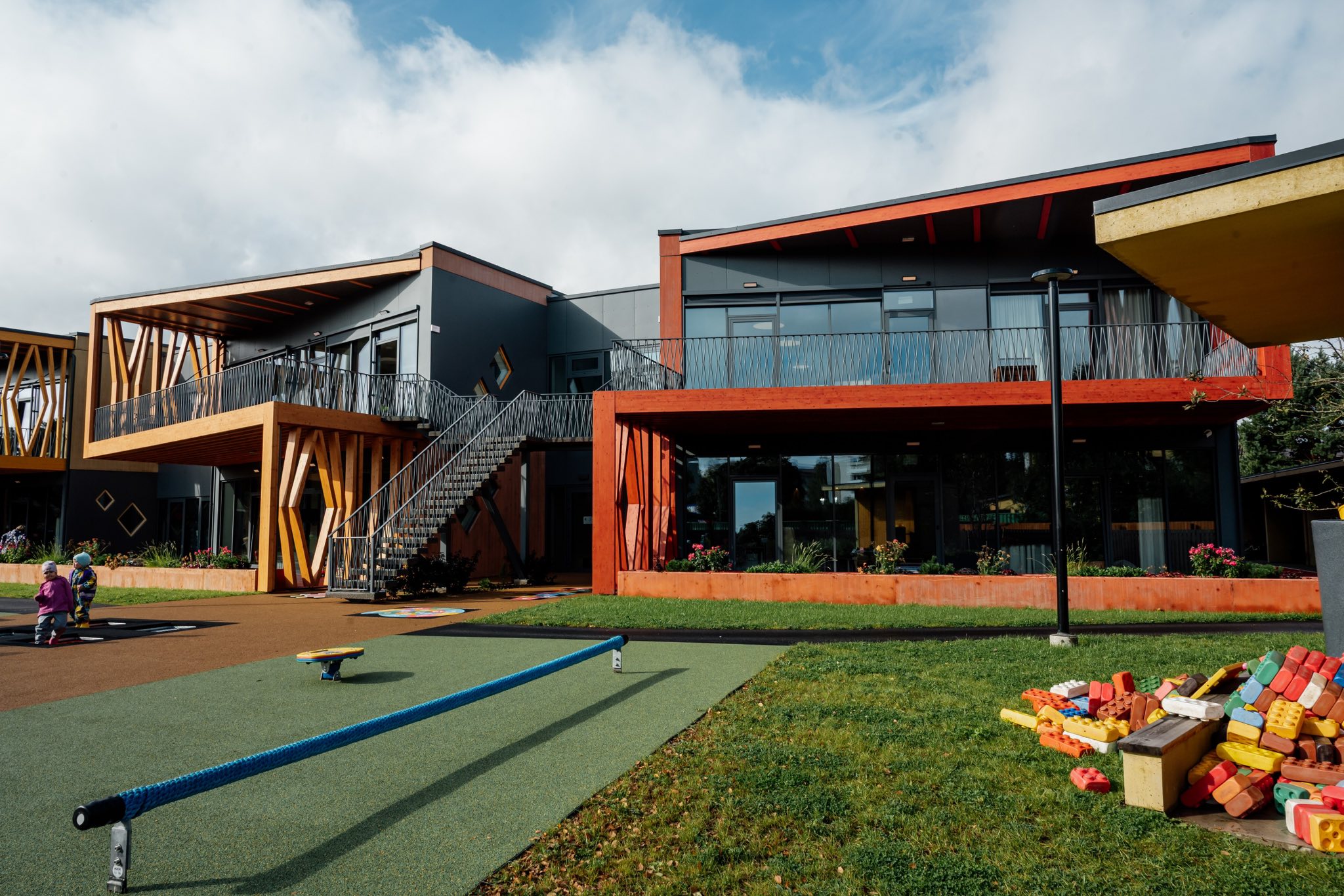 Allkirjastasime ehituse töövõtulepingu Tallinna Lepatriinu lasteaia rajamiseks. Uus lasteaed ehitatakse riigihanke võidutööks tunnistatud 