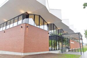 Näitusepaviljonist-vallamajaks-ehitatud-hoone-välisvaade-1024x683